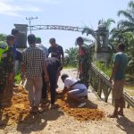 Anggota Koramil 09/Trumon Tengah dan Warga Gotong Royong Perbaiki Jembatan yang Ambruk Akibat Banjir