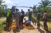 Anggota Koramil 09/Trumon Tengah dan Warga Gotong Royong Perbaiki Jembatan yang Ambruk Akibat Banjir