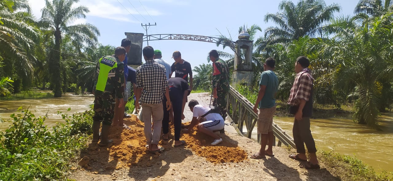 Anggota Koramil 09/Trumon Tengah dan Warga Gotong Royong Perbaiki Jembatan yang Ambruk Akibat Banjir