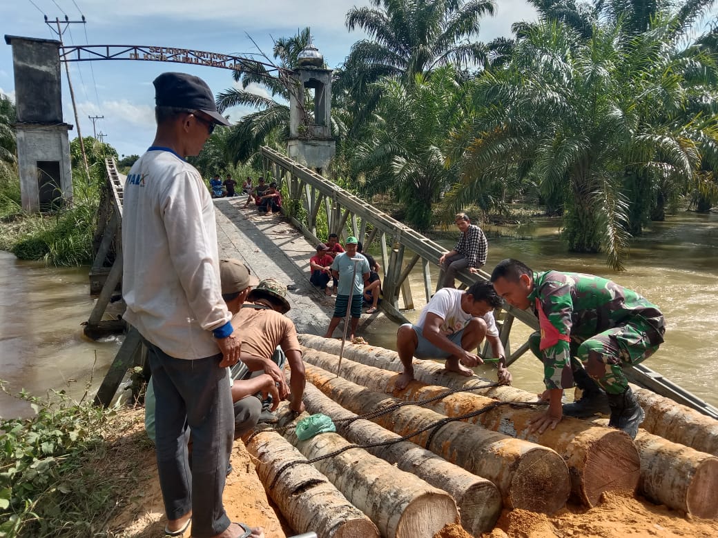 Jembatan Darurat Penghubung Desa Titi Puben dan Suak Jampak Selesai Dibangun, Warga Ucapkan Terima Kasih kepada TNI dan Pemerintah