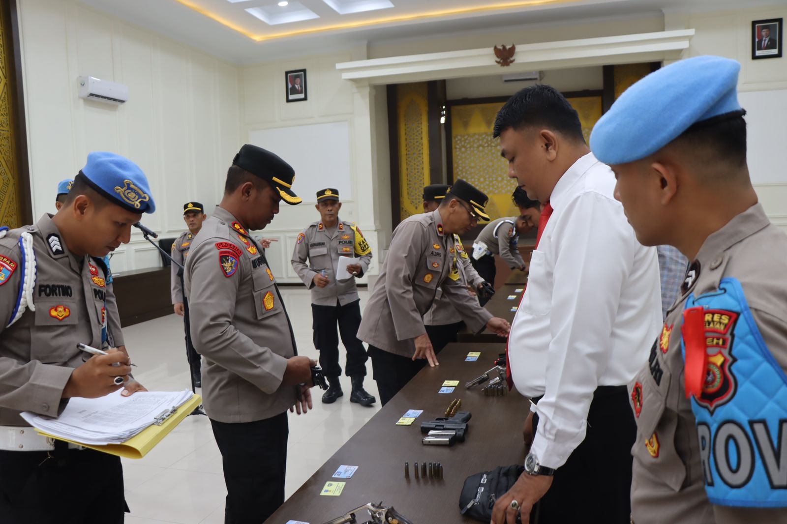 Kapolres Aceh Selatan Pimpin Pemeriksaan Senpi Dinas.