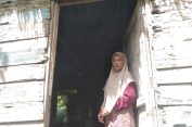 10 Tahun Tinggal di Rumah Tidak Layak Huni, Ibu Supiana dan Anaknya Harapkan Bantuan Pemerintah