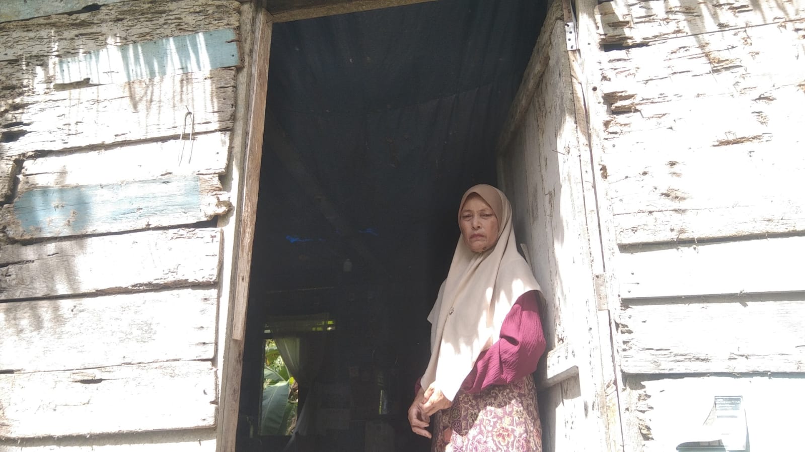 10 Tahun Tinggal di Rumah Tidak Layak Huni, Ibu Supiana dan Anaknya Harapkan Bantuan Pemerintah