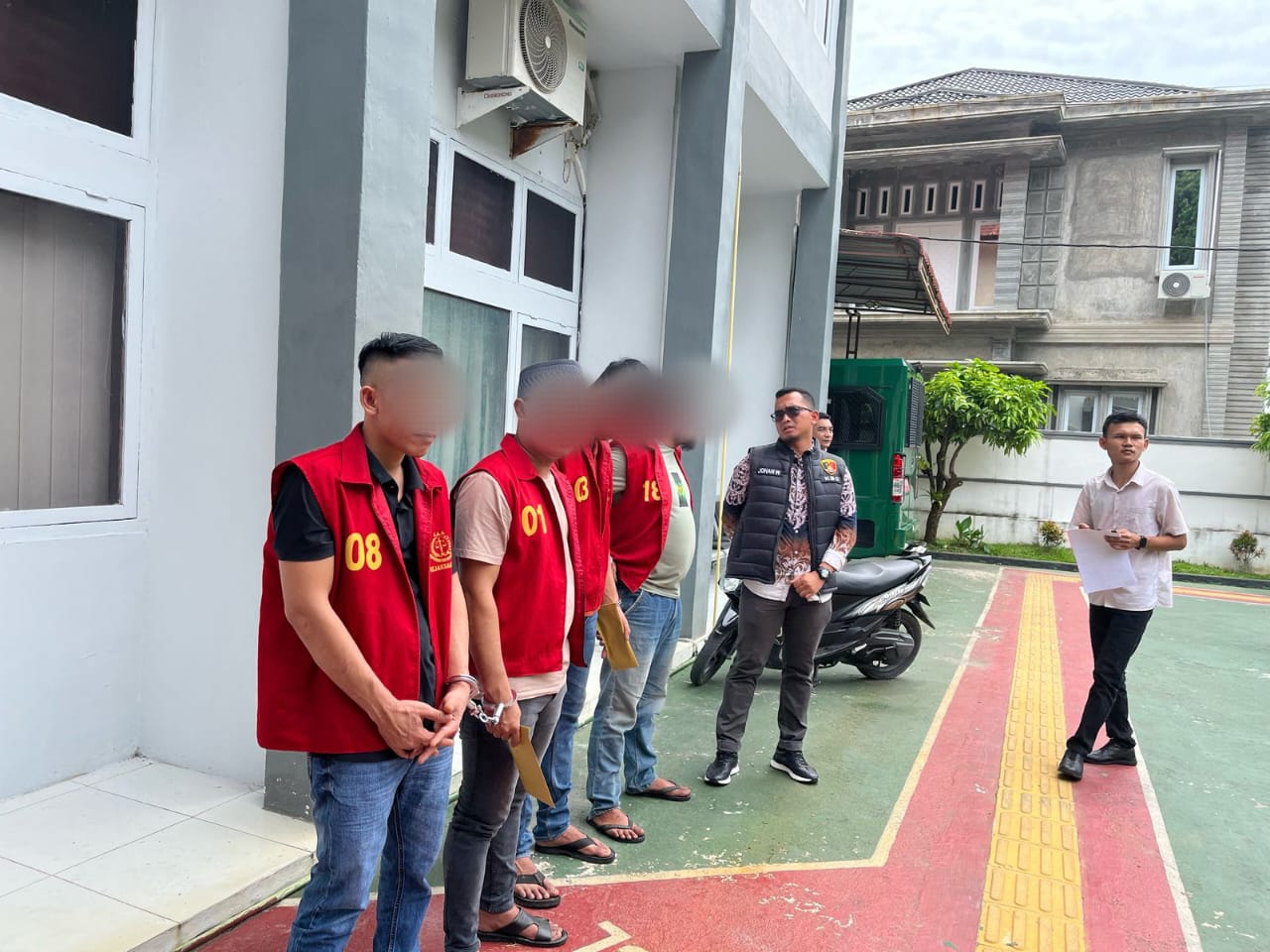 Satreskrim Polres Aceh Selatan, serahkan Empat Tersangka dan Barang bukti Kasus Tindak Pidana Keimigrasian, Pencucian Uang dan Pelayaran ke Kejari.