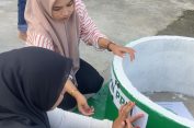 Pembuatan Tong Sampah Permanen Karya Mahasiswa KKN 165, Solusi Untuk Masalah Sampah Di Meunasah Gampong Ara