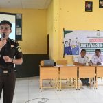 Tim Penyuluhan Hukum Kejaksan Negeri Aceh Selatan Di Bakongan Sambangi SMA Negeri 1 Bakongan Timur, Dalam Rangka Program Jaksa Masuk Sekolah