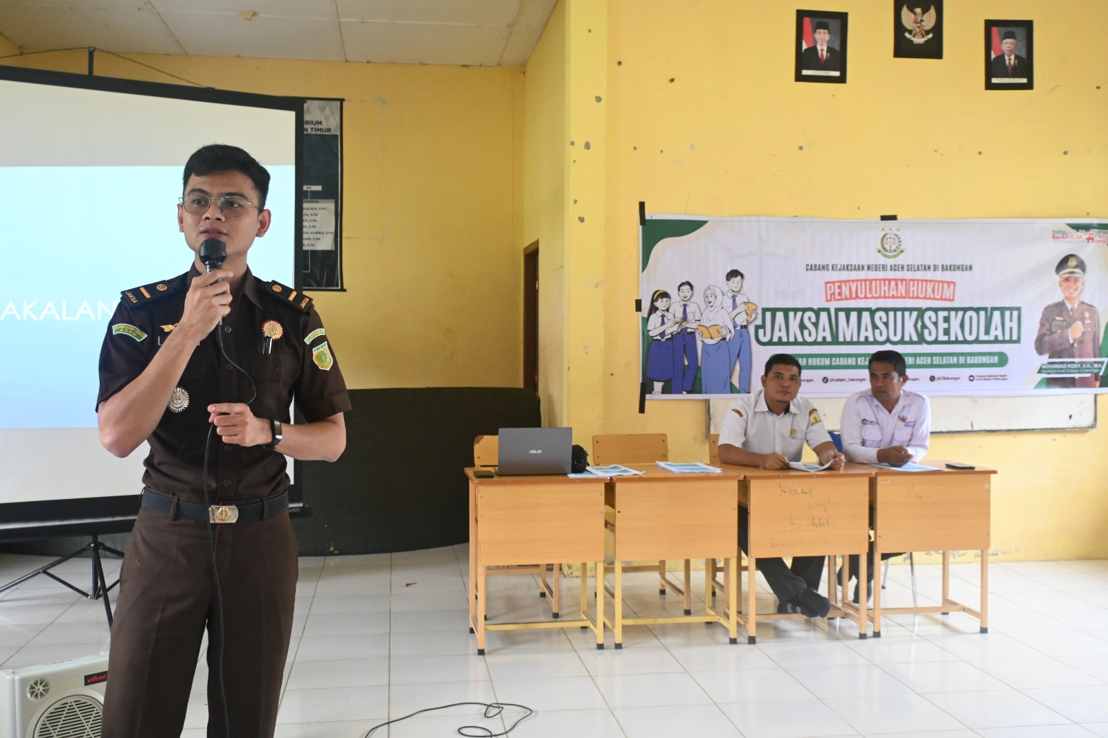 Tim Penyuluhan Hukum Kejaksan Negeri Aceh Selatan Di Bakongan Sambangi SMA Negeri 1 Bakongan Timur, Dalam Rangka Program Jaksa Masuk Sekolah