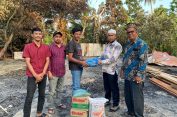 Anggota DPRK Aceh Timur Tgk Suryadi Serahkan Bantuan Untuk Korban Kebakaran di Pante Bidari