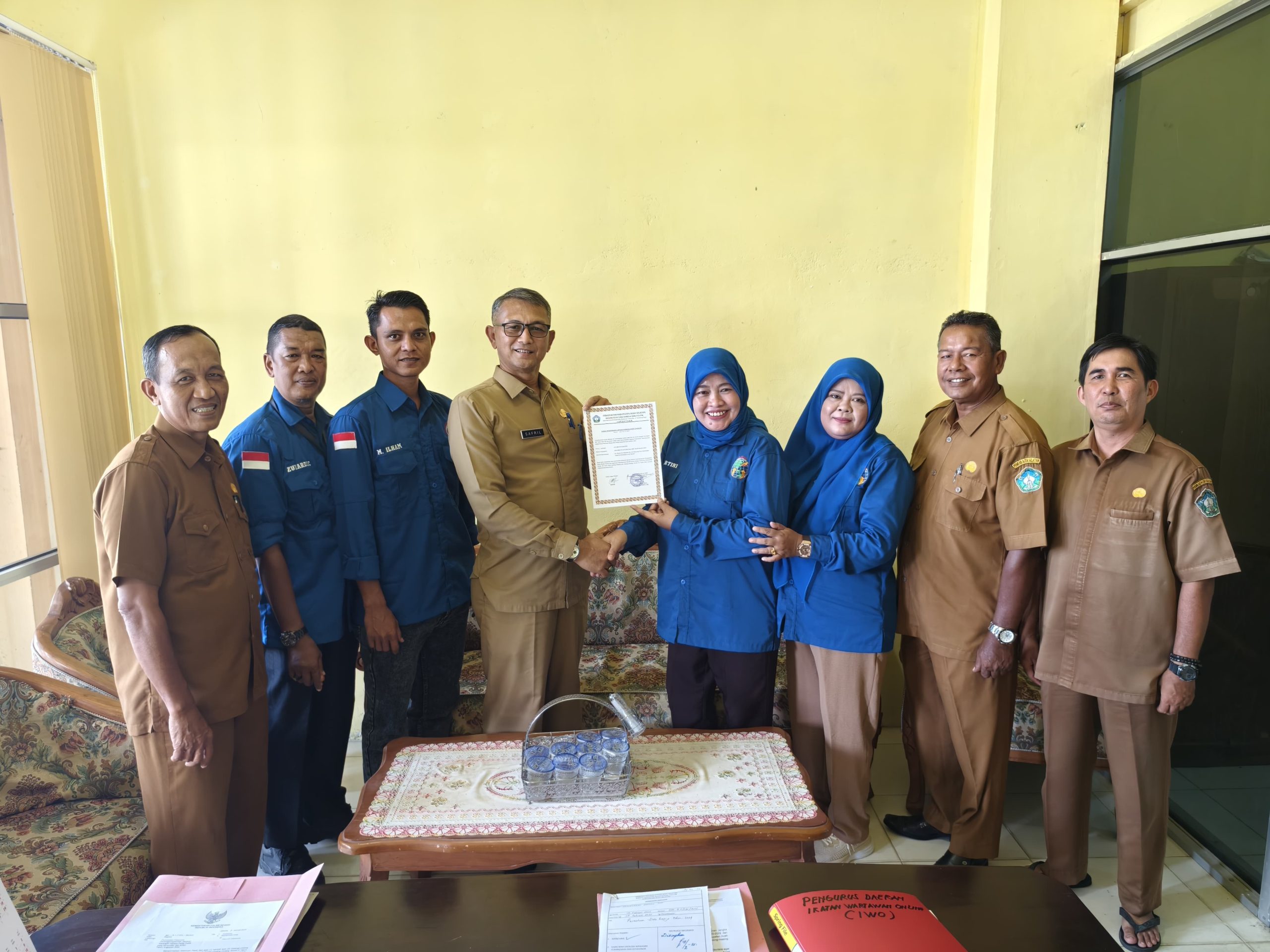 Kepala Badan Kesbangpol Aceh Selatan, Serahkan Surat STPLKL Kepada Ketua IWO Aceh Selatan