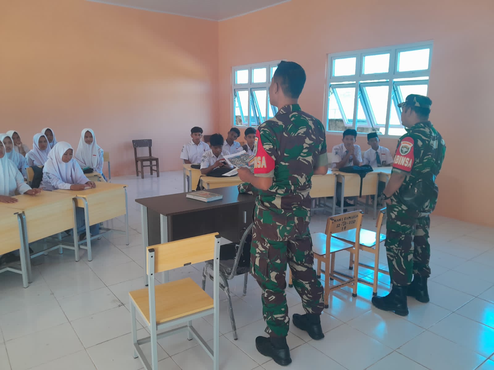 Babinsa Koramil 05/Samadua Gelar Kampanye Kreatif Penerimaan Calon Taruna Akademi TNI di SMAN 1 Samadua