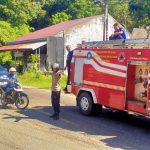 Personel Polsek Samadua Bersama Damkar Aceh Selatan Sigap Bersihkan Tumpahan Minyak CPO di Jalan Nasional.