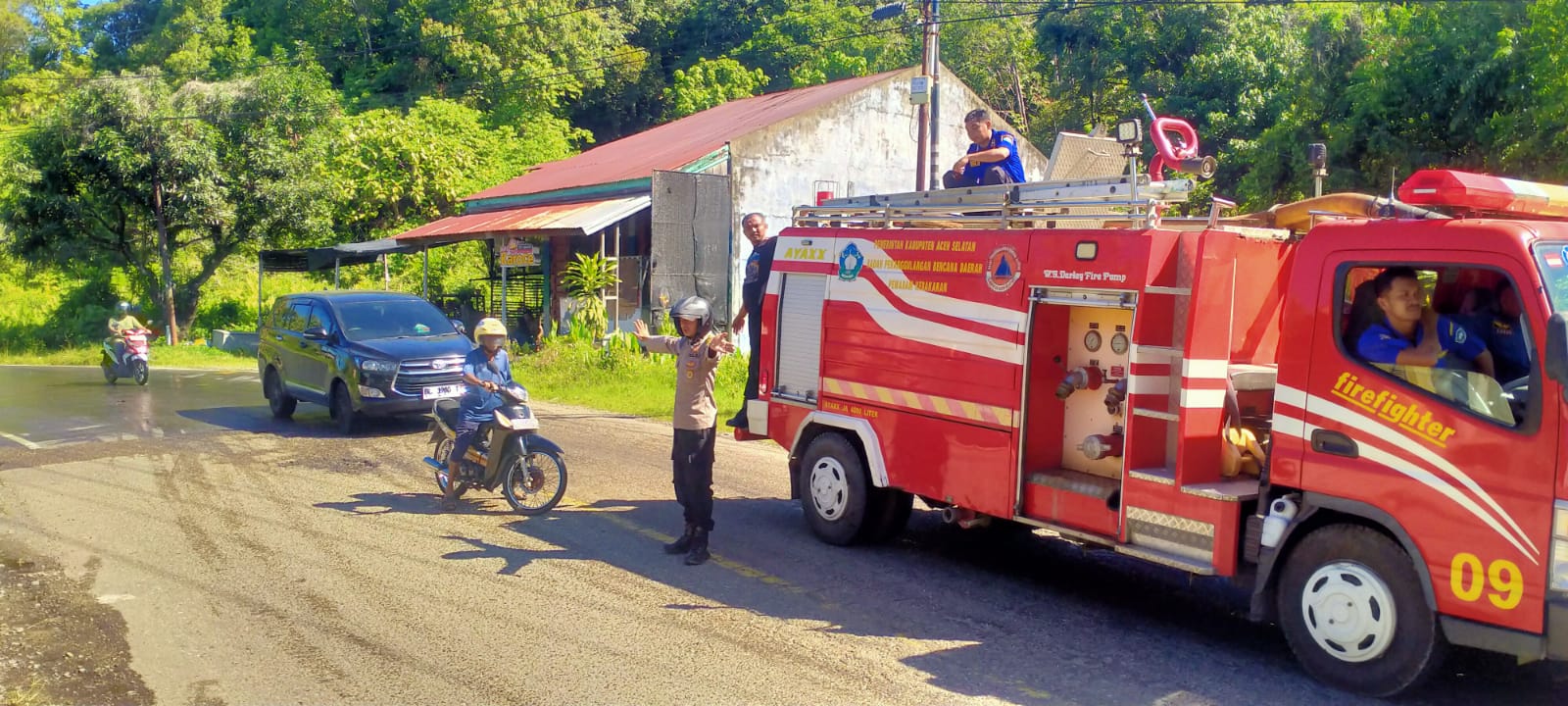 Personel Polsek Samadua Bersama Damkar Aceh Selatan Sigap Bersihkan Tumpahan Minyak CPO di Jalan Nasional.