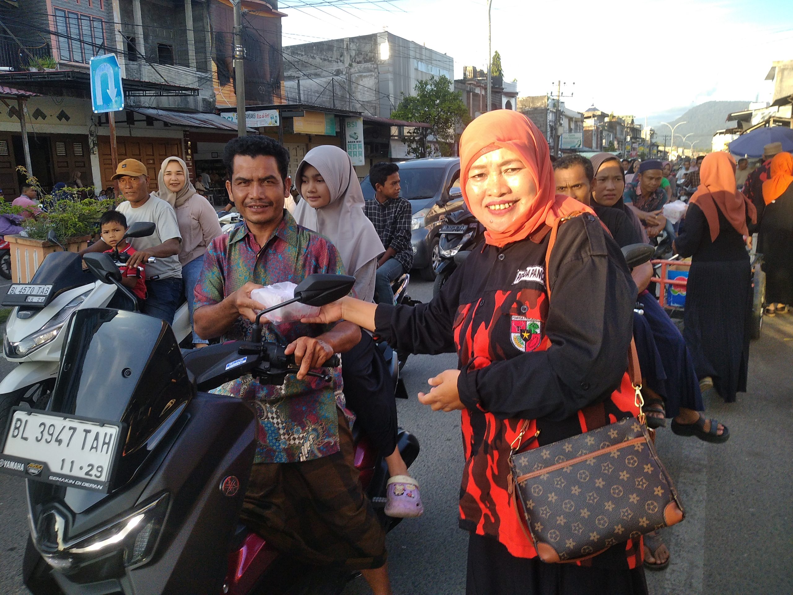 Ramadhan berbagi, Ormas Pemuda Pancasila Aceh Selatan berbagi Takjil Gratis di Kotafajar Kluet Utara