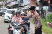 Polres Aceh Selatan Bagikan Ratusan Bungkus Takjil kepada Masyarakat.
