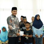 Bupati Aceh Selatan Serahkan Secara Simbolis Santunan Non Tunai Bagi Yatim Piatu
