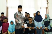 Bupati Aceh Selatan Serahkan Secara Simbolis Santunan Non Tunai Bagi Yatim Piatu