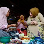 Marlina Muzakir Tinjau Harga Kebutuhan Pokok Menjelang Idul Fitri di Pasar Al-Mahirah