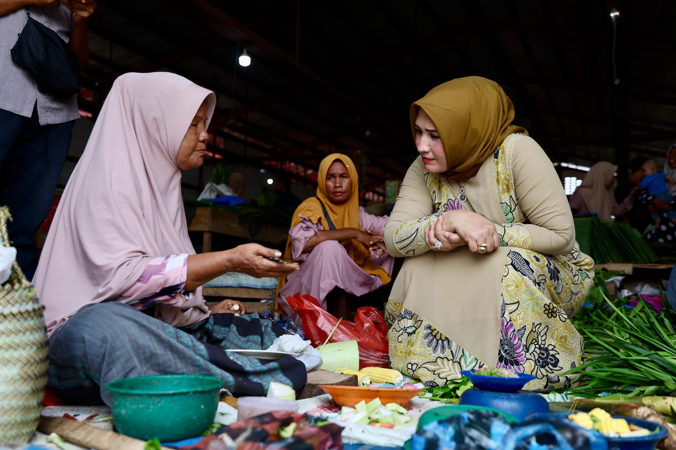 Marlina Muzakir Tinjau Harga Kebutuhan Pokok Menjelang Idul Fitri di Pasar Al-Mahirah