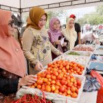 Istri Gubernur Aceh Apresiasi Pasar Tani yang Digelar oleh Distanbun Aceh