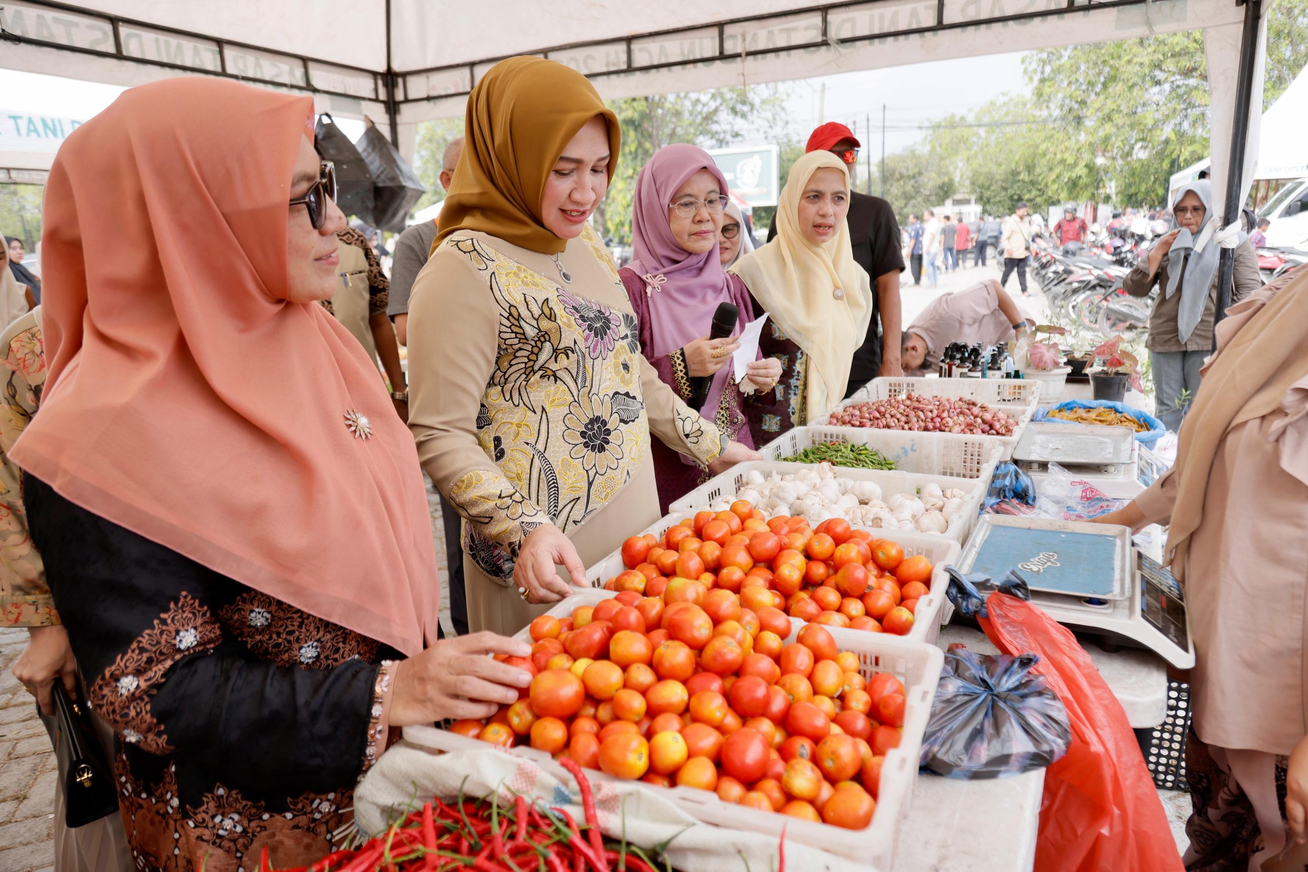 Istri Gubernur Aceh Apresiasi Pasar Tani yang Digelar oleh Distanbun Aceh