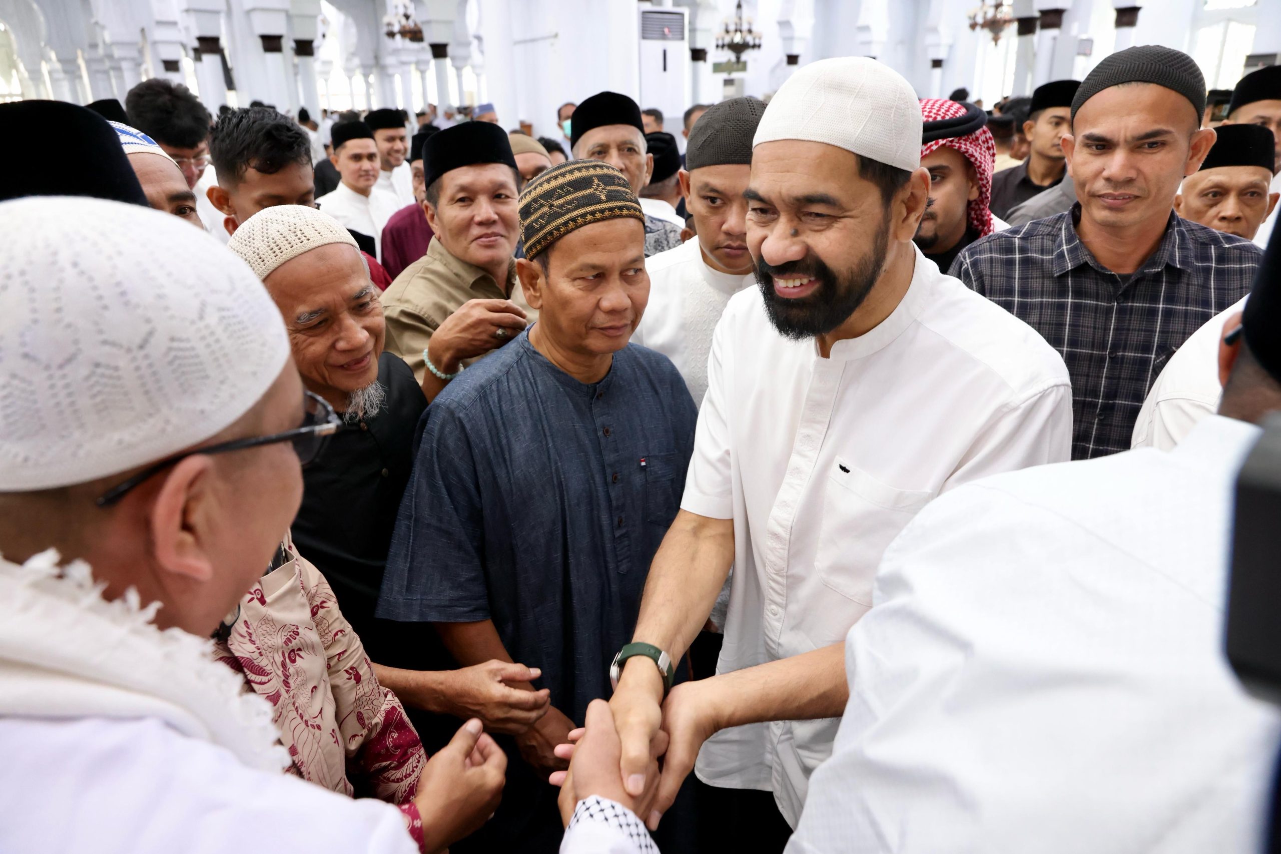Gubernur dan Wakil Gubernur Aceh Salat Idul Fitri di Masjid Raya Baiturrahman Banda Aceh
