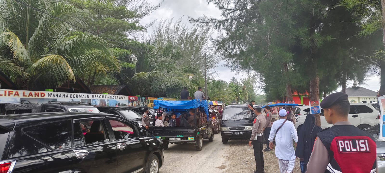 Ciptakan Suasana Idul Fitri Damai dan Kondusif, Personil Pos Pam Operasi Ketupat Seulawah 2025 Polres Aceh Selatan Patroli di Tempat Wisata.