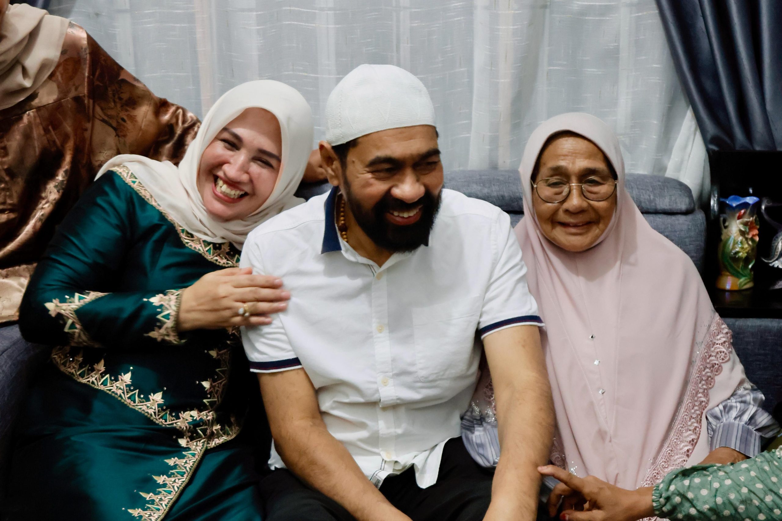 Gubernur dan Istri Bersilaturahmi di Kampung Halaman, Disambut Antusias Warga