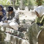 Ketua TP PKK Aceh Berziarah ke Makam Ayah di Momen Idulfitri