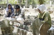 Ketua TP PKK Aceh Berziarah ke Makam Ayah di Momen Idulfitri