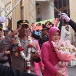 Melepas Pejabat Lama Kapolres Aceh Selatan diwarnai dengan Payung Pora dan Pedang Pora