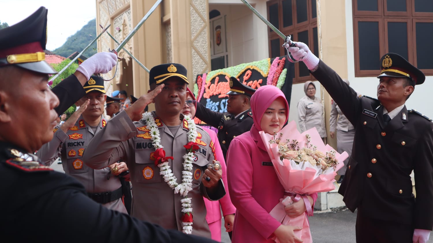 Melepas Pejabat Lama Kapolres Aceh Selatan diwarnai dengan Payung Pora dan Pedang Pora