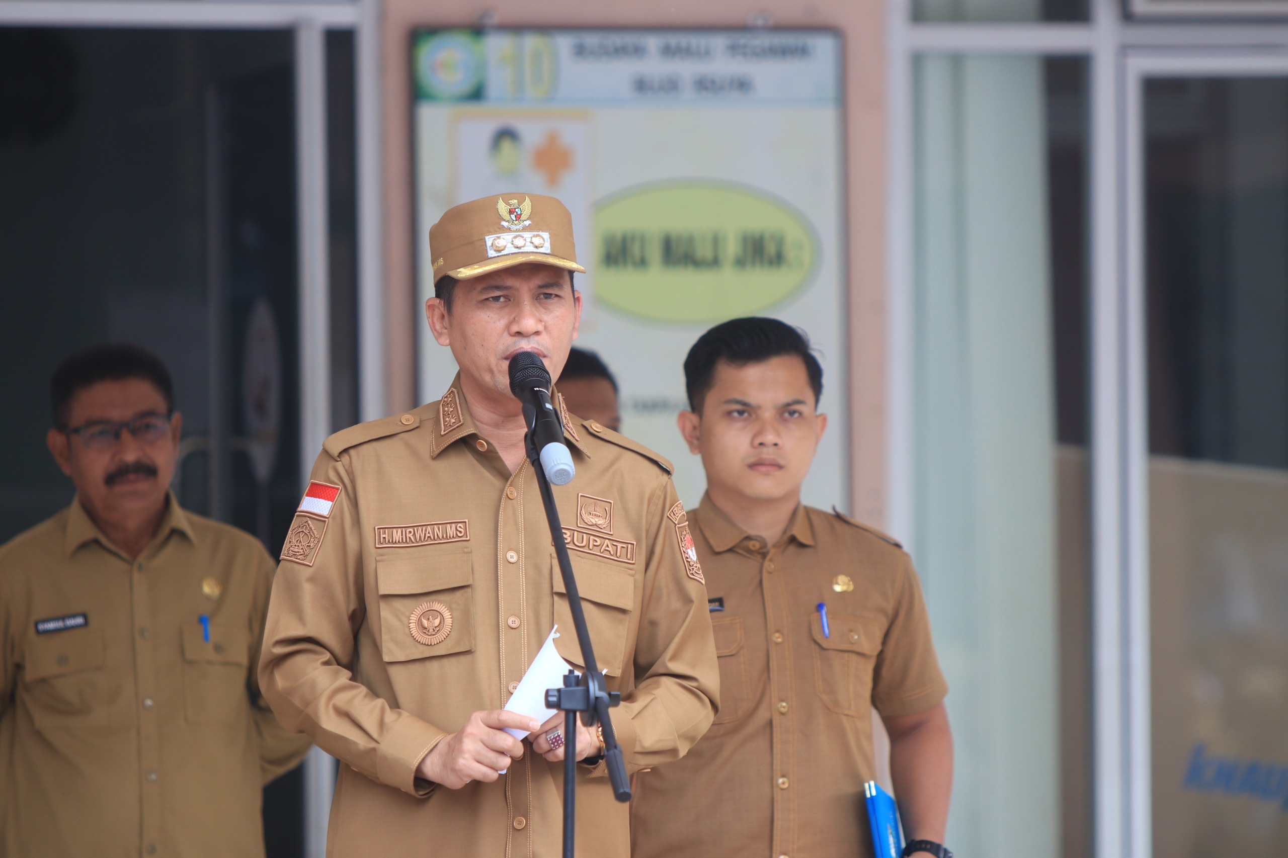 H. Mirwan MS, SE., M.Sos., bertindak selaku Pembina Apel di RSU Yulidin Away