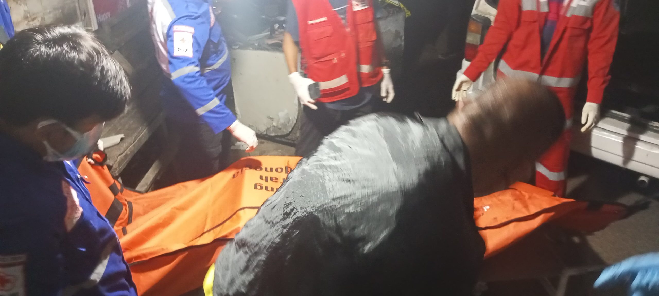 PMI dan Relawan RAPI Aceh Evakuasi Jenazah di KIOS Jahit Sepatu Darussalam