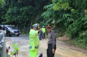 Tinjau Lokasi Longsor di Jalan Nasional Tapaktuan–Subulussalam Kapolres Aceh Selatan Kerahkan Personel Bersihkan Material Longsor