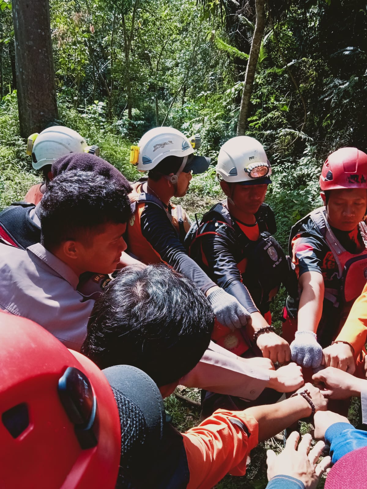 Pencarian Hari Kedua Korban Avanza Masuk Jurang, Di mulai Dengan Menyusuri Air Terjun Kedabuhan Hingga Ke Sikelang
