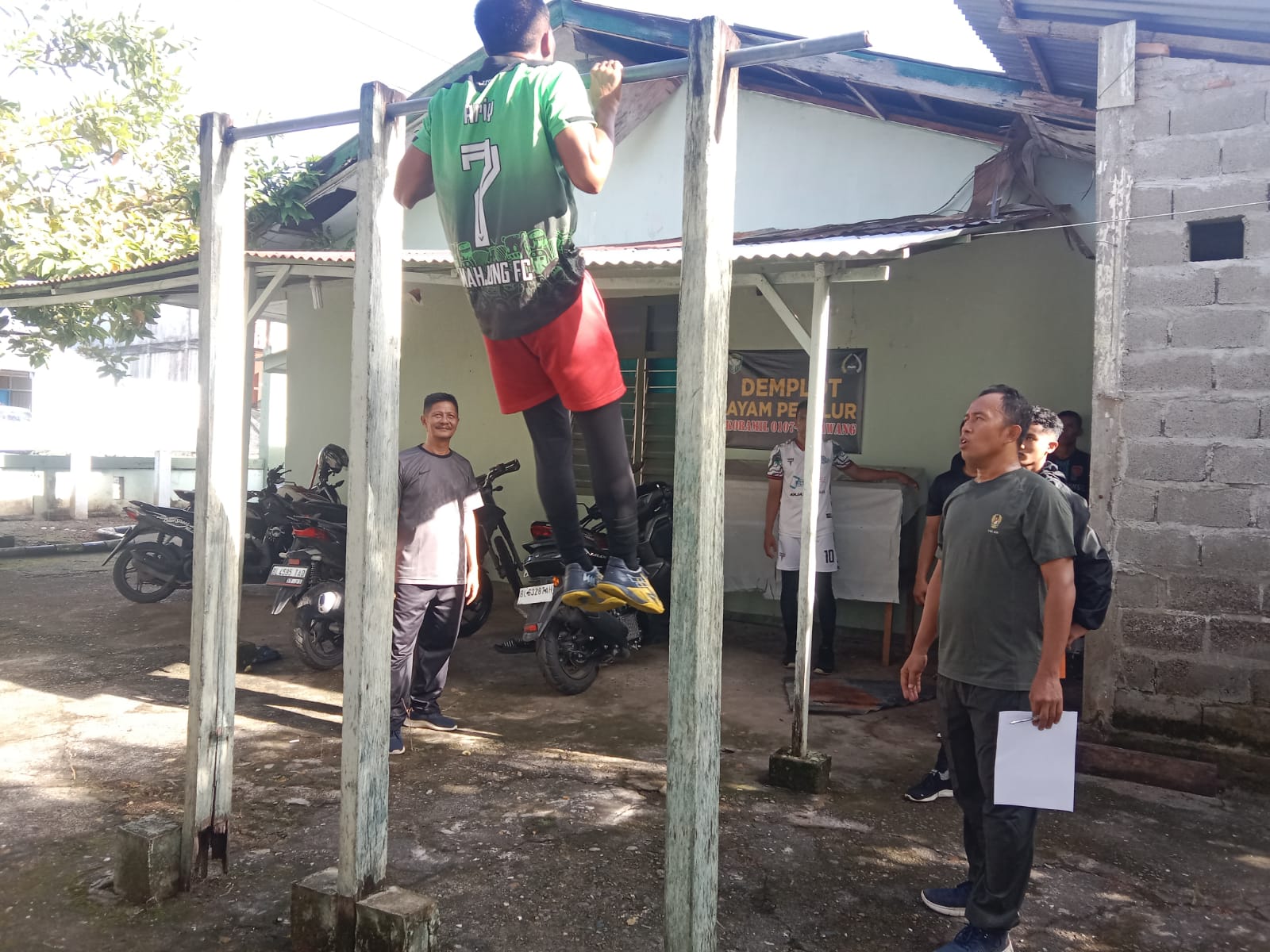 Danramil 04/Sawang dan Anggota Lakukan Pembinaan Fisik Bagi Calon Prajurit TNI AD