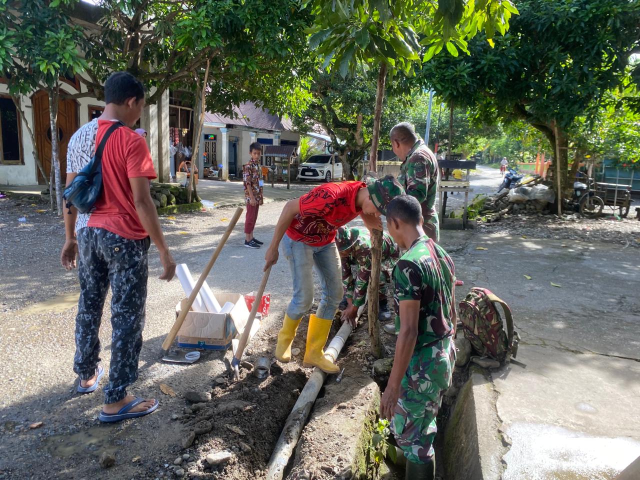 Semangat Gotong Royong, TNI dan Warga Bersatu Gali Saluran Pipa Air Bersih