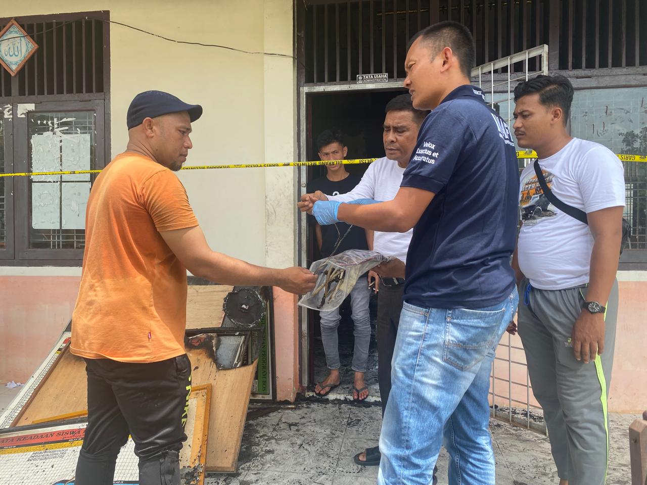 Tim Inafis Polres Aceh Selatan Selidiki Kebakaran DI SMP Negeri 2 Peulokan