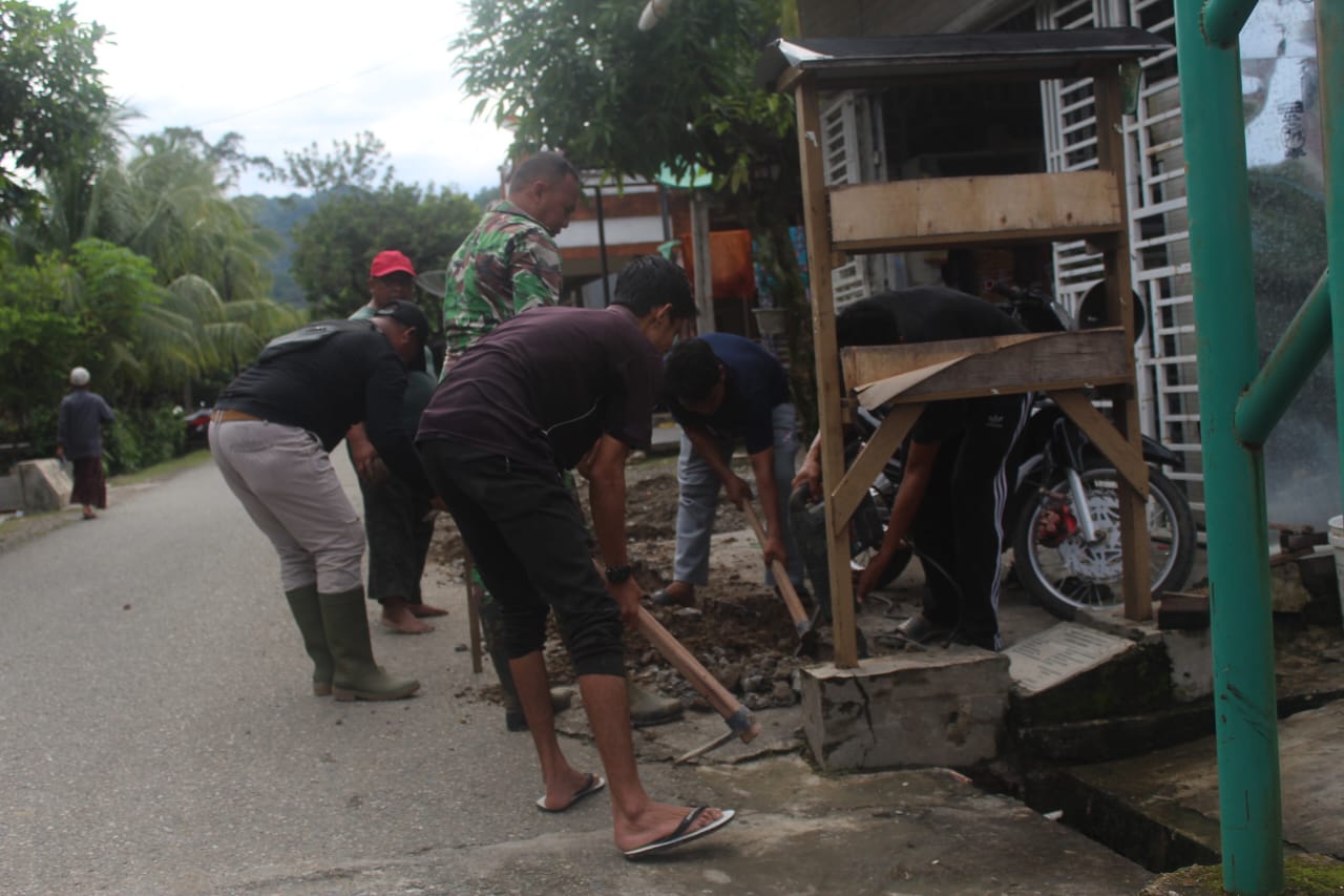Satgas TMMD ke-124 Kodim 0107/Aceh Selatan Bekerja Sama dengan Warga Lanjutkan Penggalian Pipanisasi
