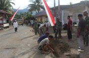 Antusias Warga Bantu Satgas TMMD 124 Kodim 0107 Aceh Selatan dalam Percepatan Penggalian Jalur Pipanisasi