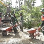 Dansatgas TMMD ke-124 Kodim 0107/Aceh Selatan Turun Langsung Bersama Prajurit Dalam Pengecoran Badan Jalan