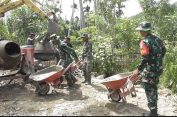 Dansatgas TMMD ke-124 Kodim 0107/Aceh Selatan Turun Langsung Bersama Prajurit Dalam Pengecoran Badan Jalan