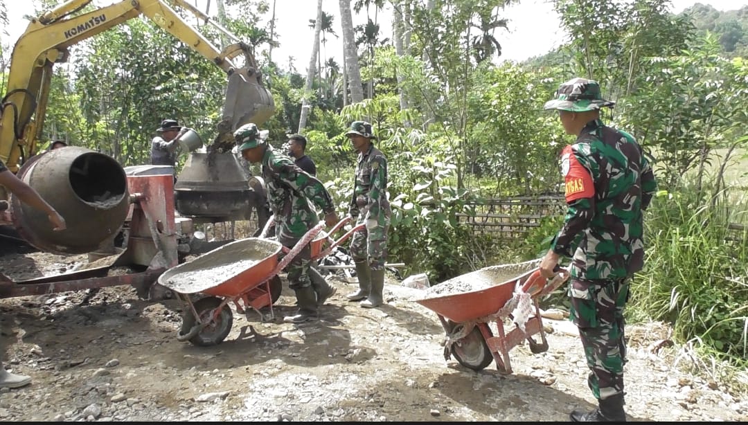 Dansatgas TMMD ke-124 Kodim 0107/Aceh Selatan Turun Langsung Bersama Prajurit Dalam Pengecoran Badan Jalan