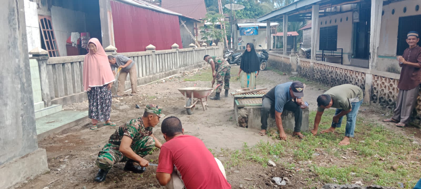 ‎Satgas TMMD ke-124 Kodim 0107/Aceh Selatan Bersama Warga Laksanakan Gotong Royong Pembersihan Masjid