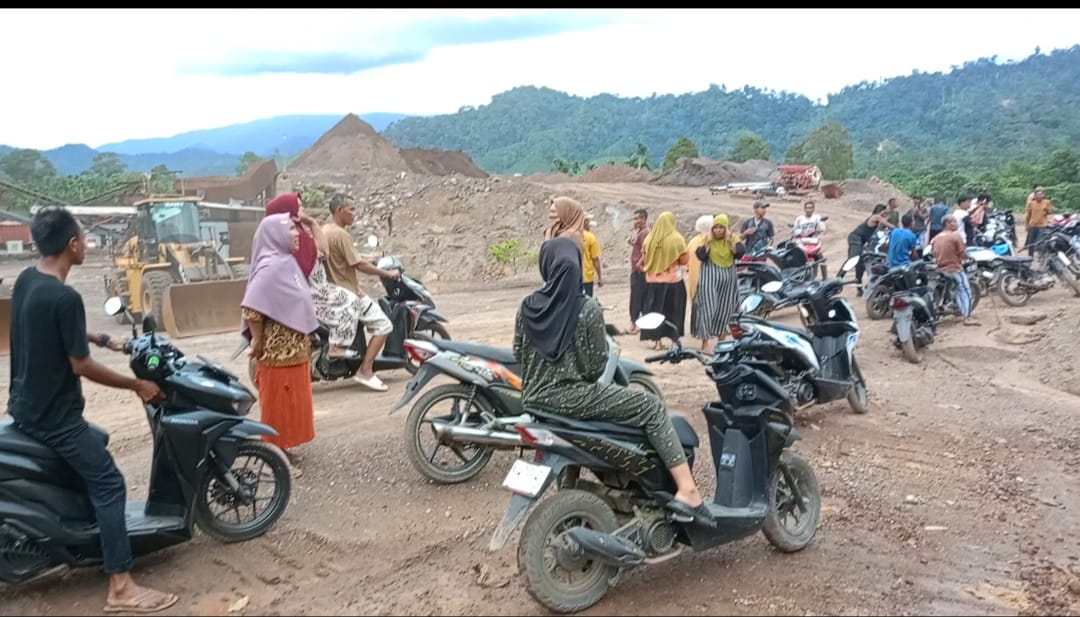 Ratusan Masyarakat Gampong Simpang Tiga Mendatangi Graser Blok B, Milik PT. PSU.