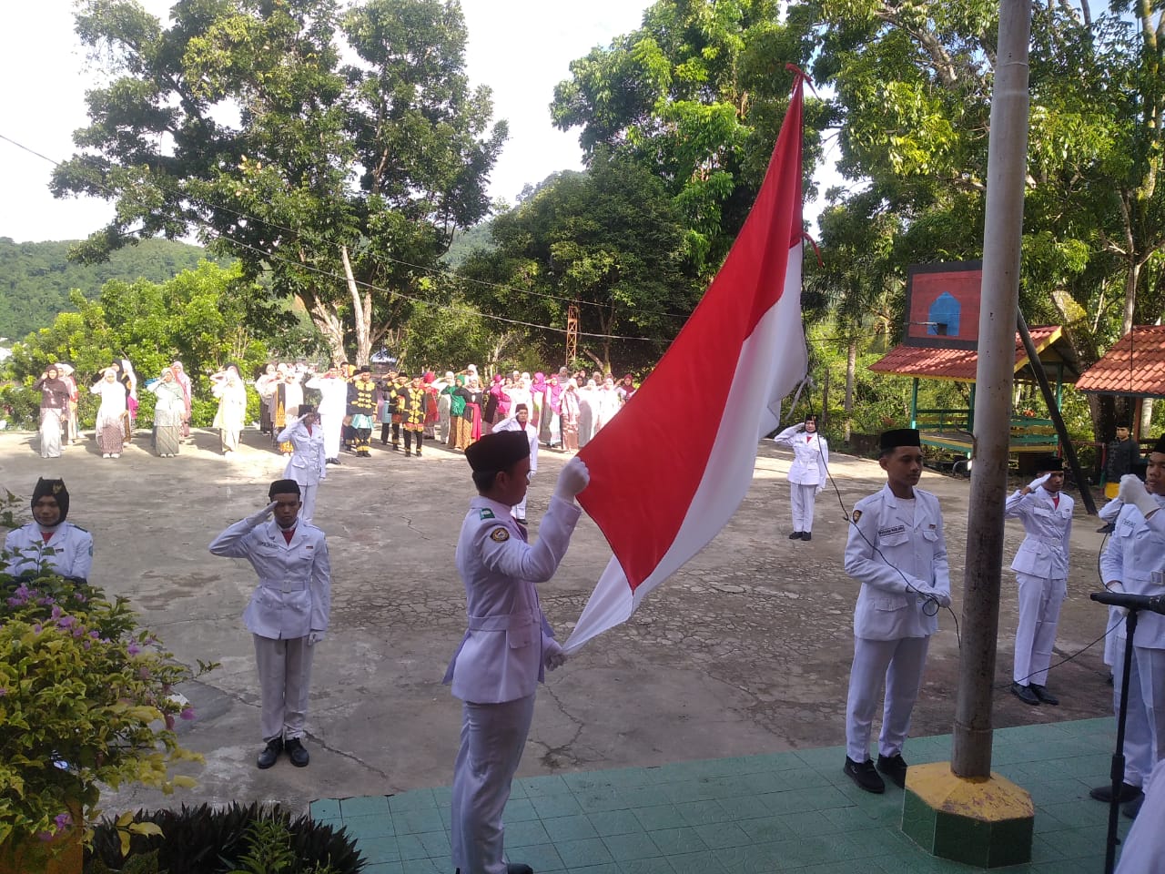 Upacara Bendera Peringati Hari Pendidikan Nasional Tahun 2025, di SMAN Unggul Tapaktuan Berlangsung Khidmat
