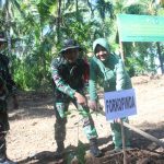 Komandan Satuan Tugas (Dansatgas) TMMD Letkol Inf Faiq Fahmi Melakukan Penanaman Pohon Secara Simbolis di Lokasi Kegiatan TMMD ke 124 Labuhan Haji Timur