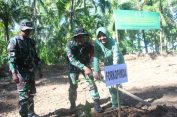Komandan Satuan Tugas (Dansatgas) TMMD Letkol Inf Faiq Fahmi Melakukan Penanaman Pohon Secara Simbolis di Lokasi Kegiatan TMMD ke 124 Labuhan Haji Timur