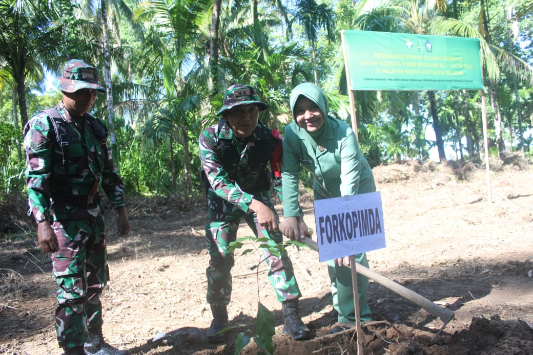 Komandan Satuan Tugas (Dansatgas) TMMD Letkol Inf Faiq Fahmi Melakukan Penanaman Pohon Secara Simbolis di Lokasi Kegiatan TMMD ke 124 Labuhan Haji Timur