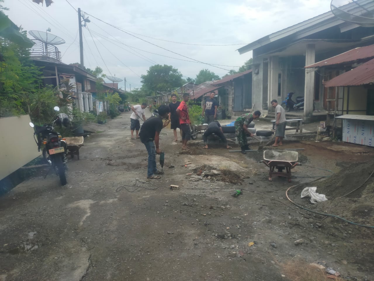 Seluruh Elemen di Gampong Drien Rampak Bersihkan Lingkungan Sambut Idul Adha 1446 H